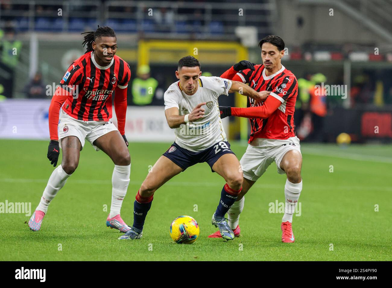 Gabriele Zappa de Cagliari Calcio en action lors du match de Serie A Enilive 2024/2025 entre Milan et Cagliari au stade Giuseppe Meazza Banque D'Images