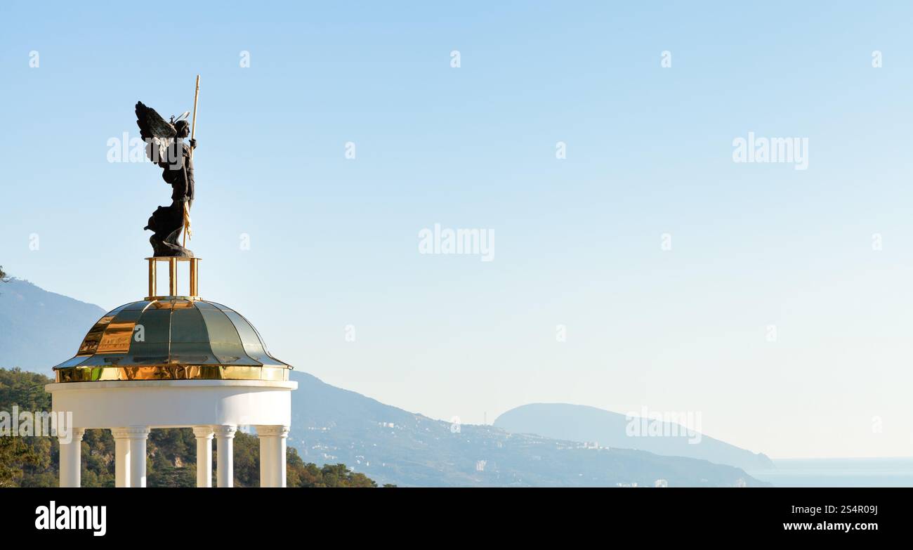 L'Archange Saint-Michel statue sur pavillon dans quartier Oreanda sur la côte sud de Crimée Banque D'Images