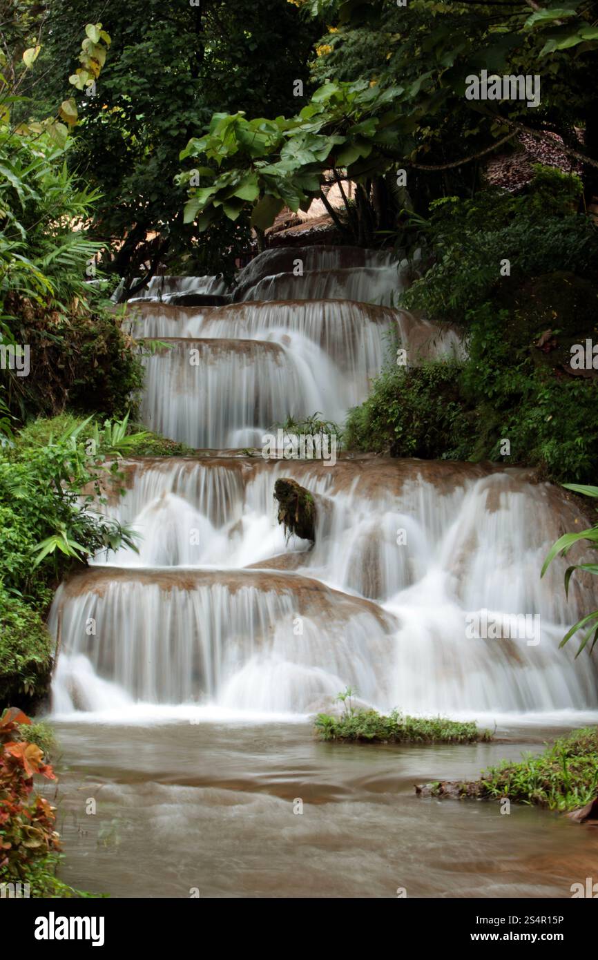 Une chute d'eau dans la forêt tropicale près du village de Fang au nord de la ville de chiang mai dans le nord de la Thaïlande dans le sud-astasie. &#XA;&#XA;&#XA; Banque D'Images