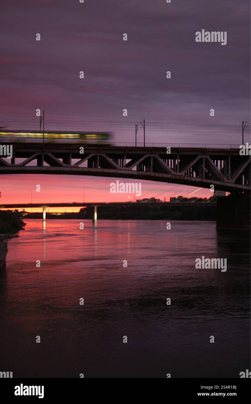 Un train de la ville moderne de Varsovie en Pologne, est de l'Europe. Banque D'Images