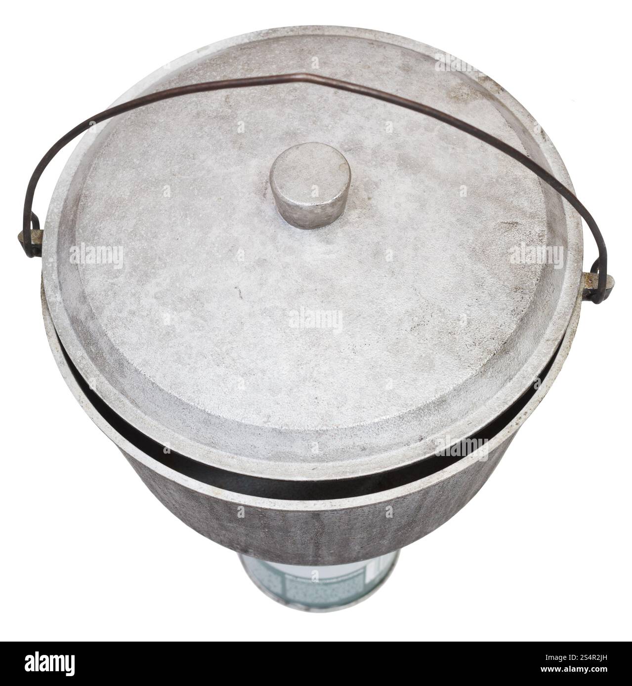 Vue de dessus de suie camping pot sur brûleur gaz isolé sur fond blanc Banque D'Images