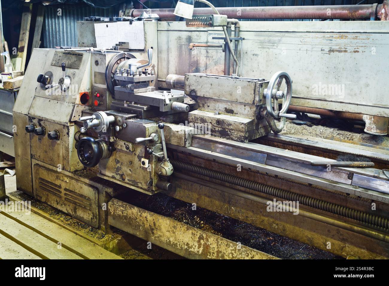Tour à métaux du moteur de la machine en atelier de tournerie Banque D'Images
