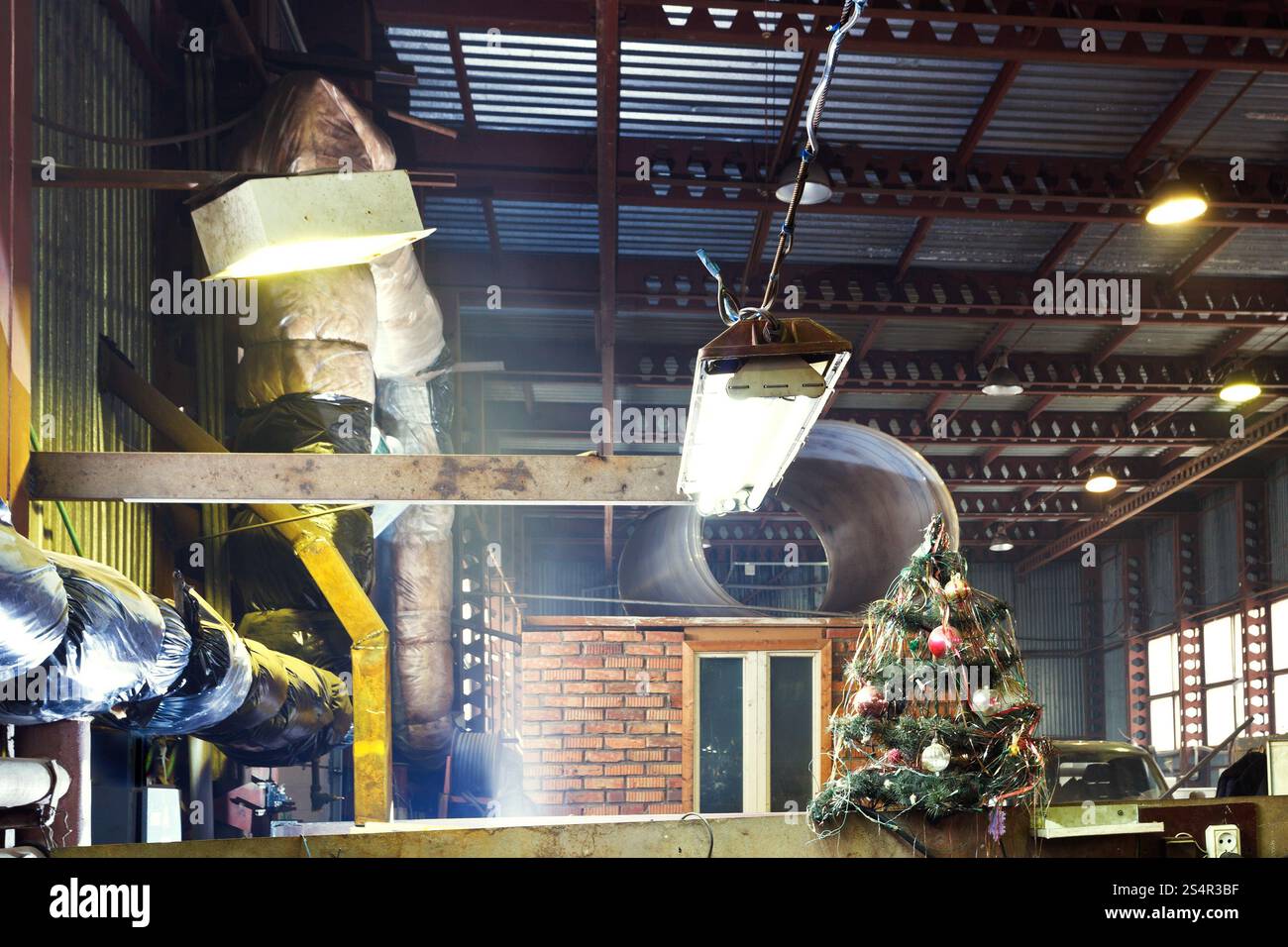 Peu décoré arbre de Noël dans l'atelier mécanique Banque D'Images