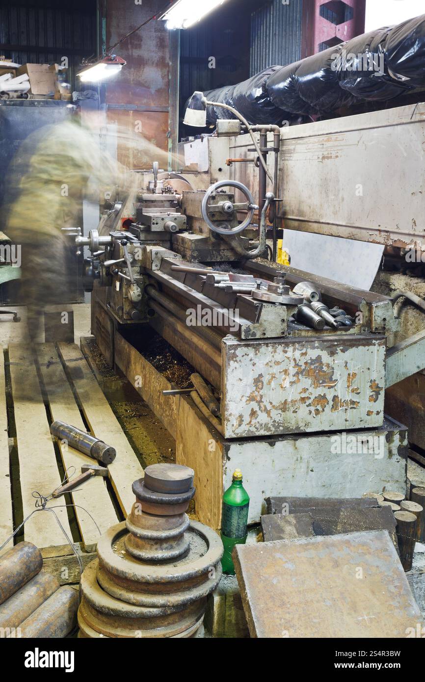 Vieille machine de tour en tournant work shop Banque D'Images Vieille machine de tour en tournant work shop Banque D'Images