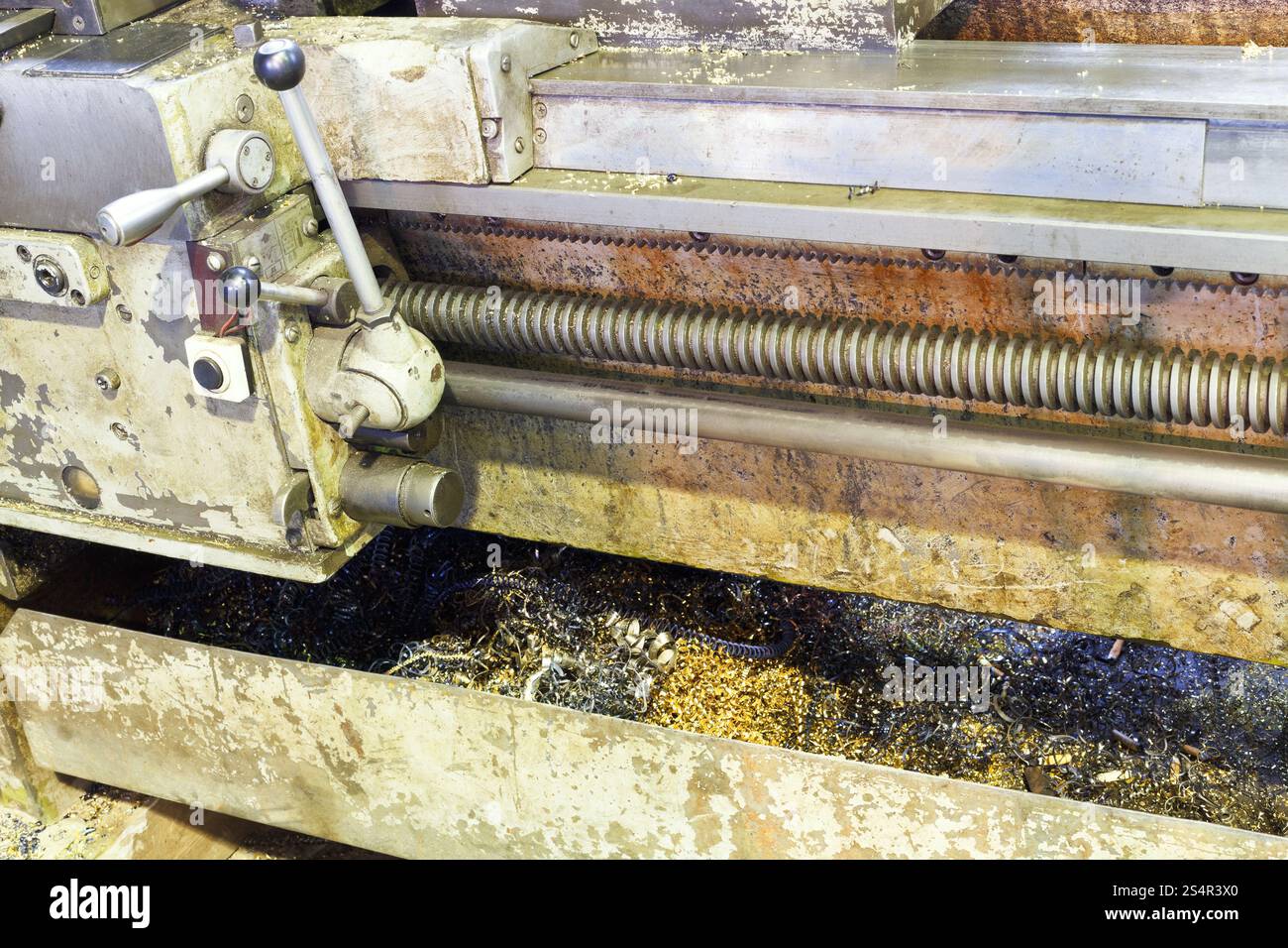 Metal tourner dans le carter de machine de tour en tournerie Banque D'Images