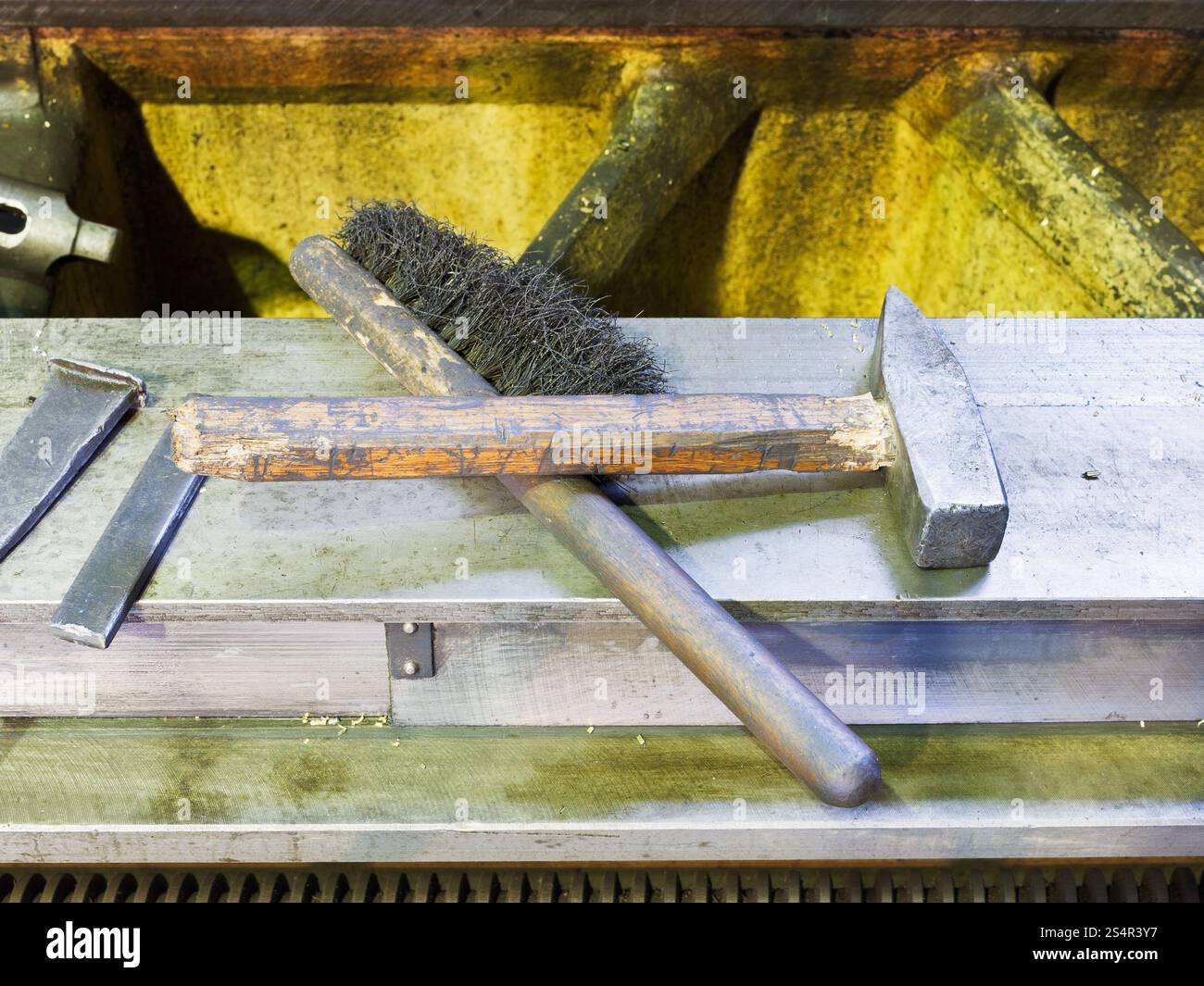 Marteau et brosse métal sur châssis de machine de tour Banque D'Images