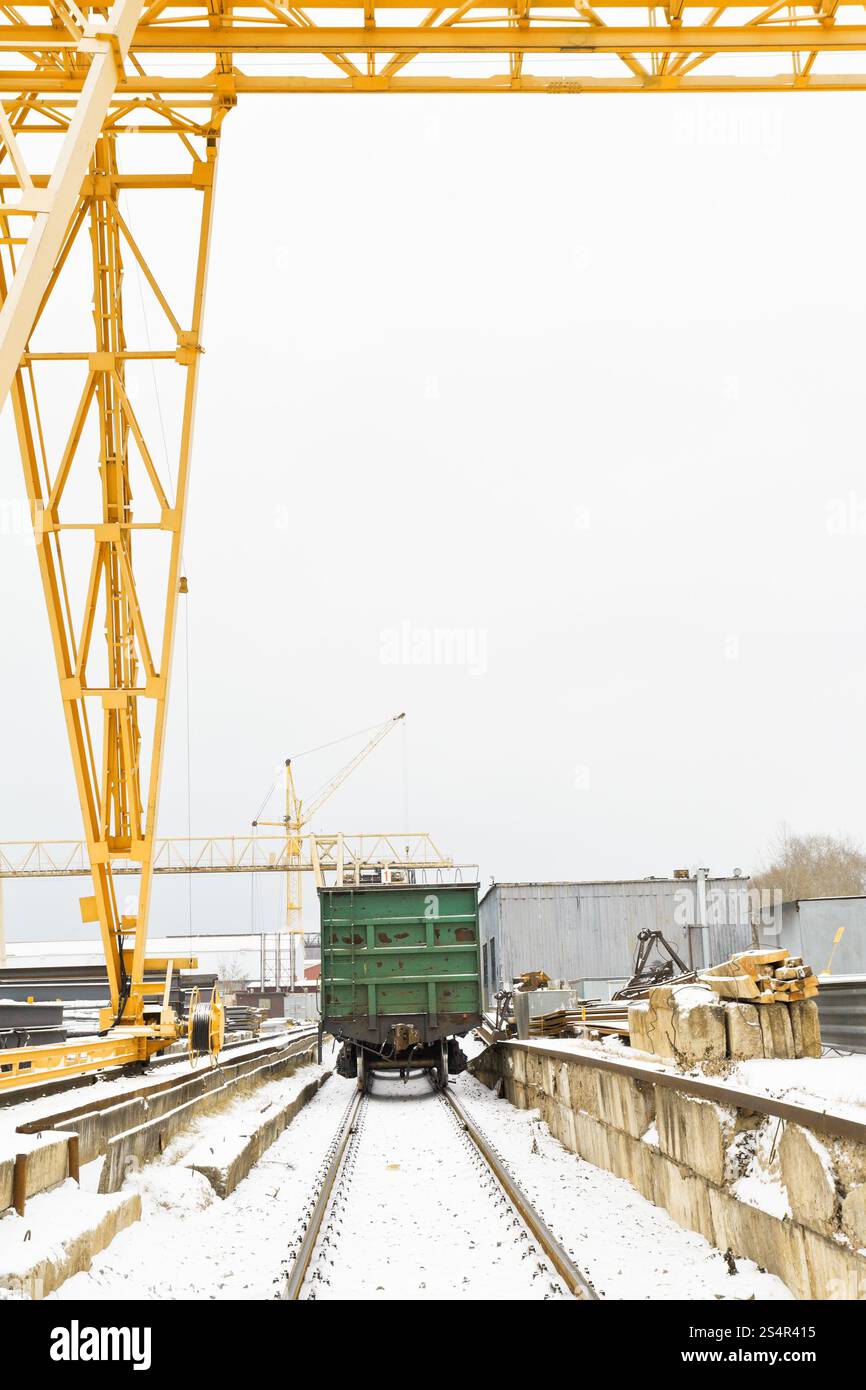 Grue à portique au transport dans une zone d'entrepôt Banque D'Images