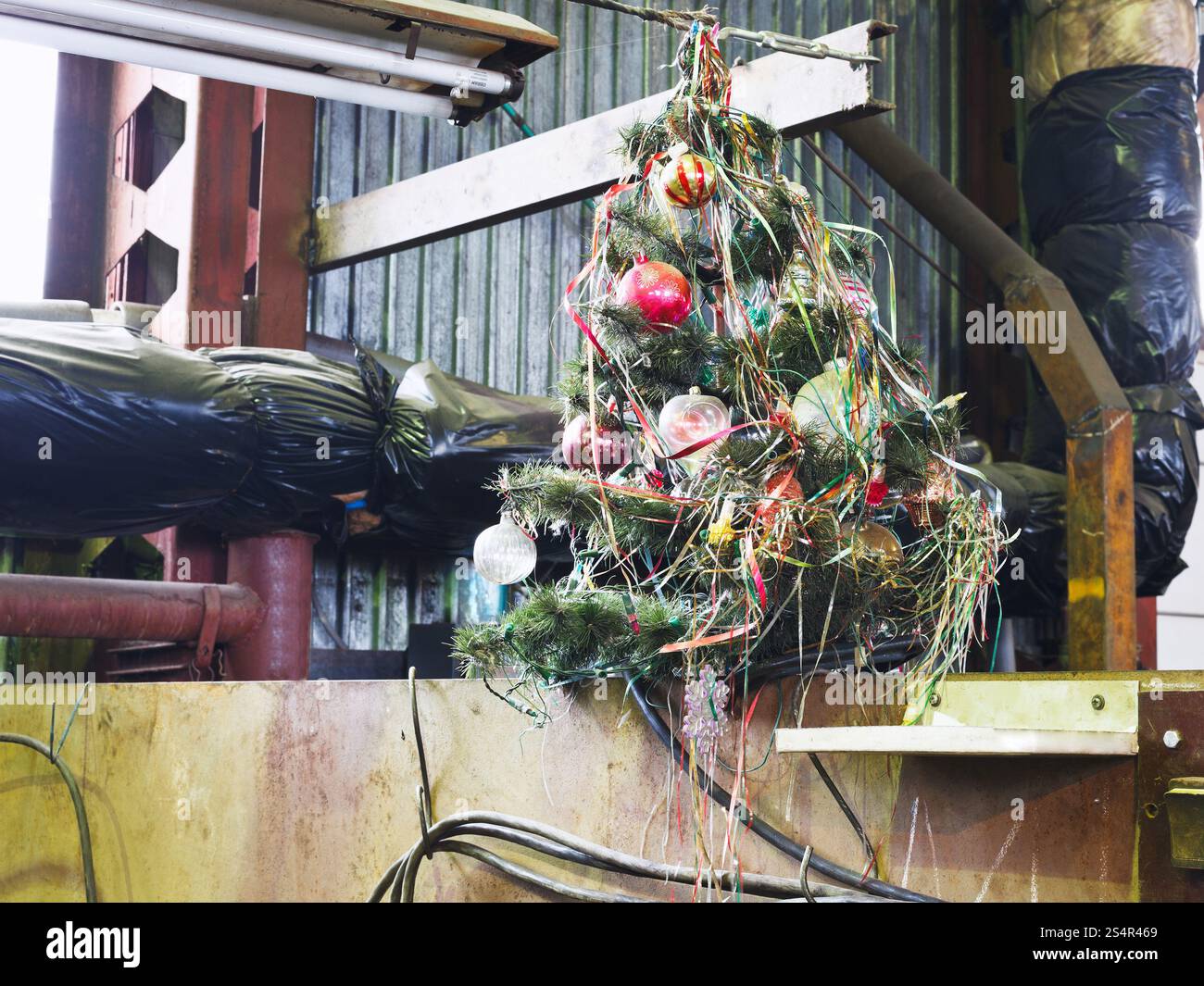 Arbre de Noël décoré ancien atelier de tournerie Banque D'Images