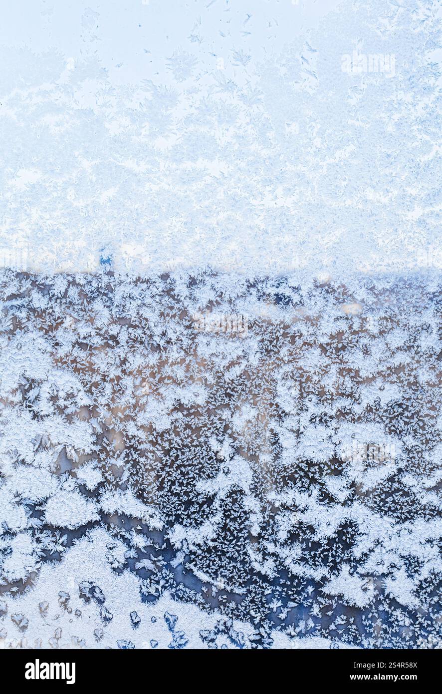 Vue de la ville à travers la fenêtre couverte de neige en hiver froid jour Banque D'Images Vue de la ville à travers la fenêtre couverte de neige en hiver froid jour Banque D'Images