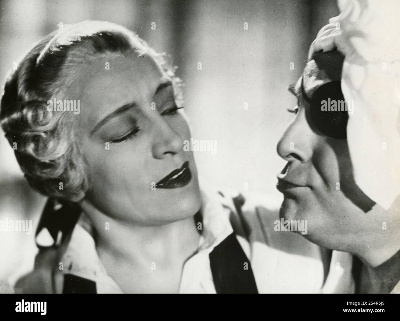 Chanteuse d'opéra française et actrice Françoise Rosay dans le film The Chess Player, 1938 Banque D'Images