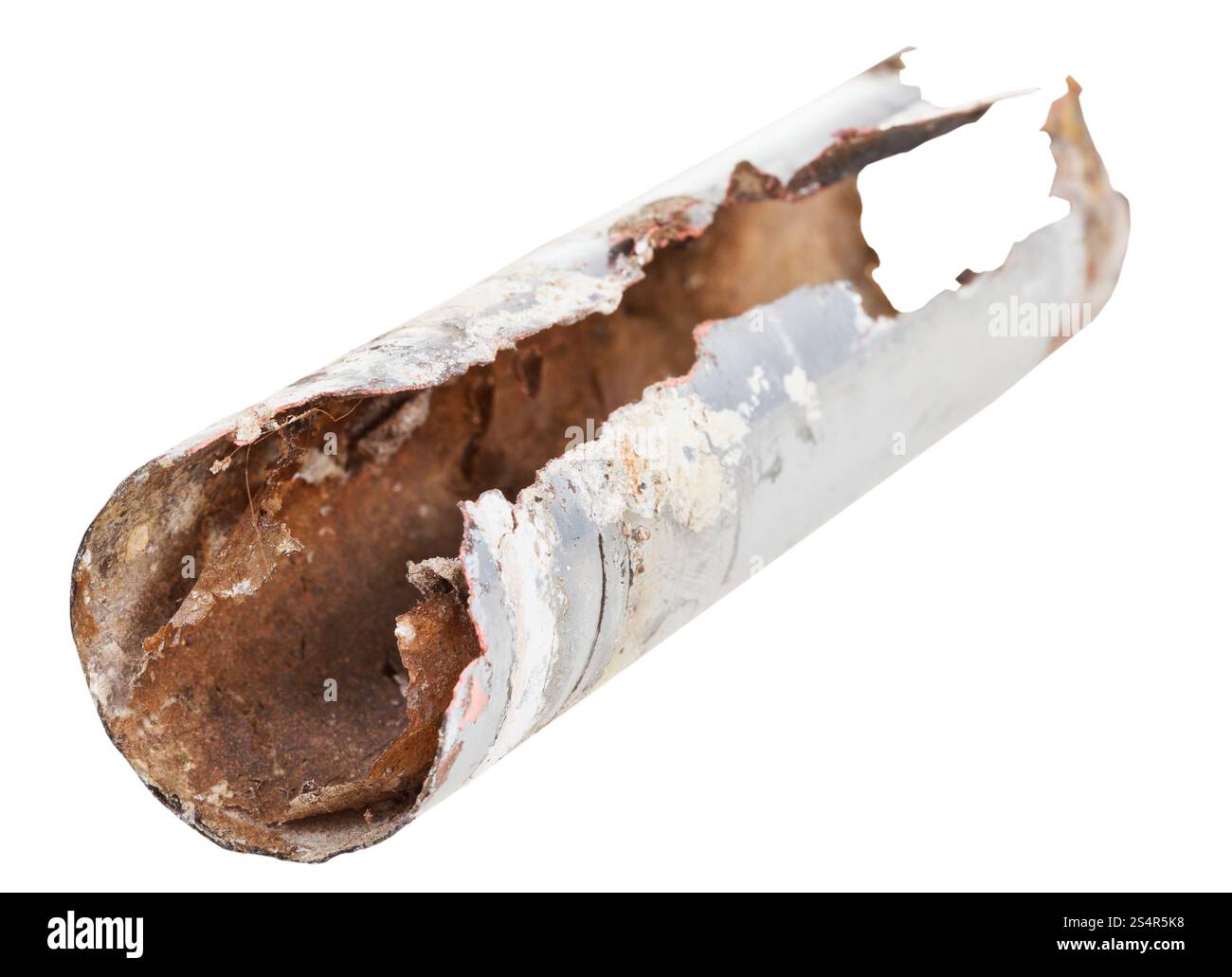 Tuyau d'alimentation en eau de métal corrodé isolé sur fond blanc Banque D'Images