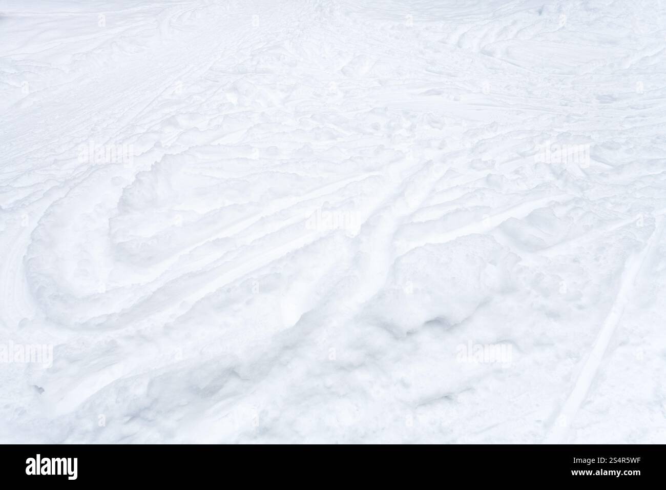 Névé avec pistes et sentiers dans la neige en hiver jour Banque D'Images Névé avec pistes et sentiers dans la neige en hiver jour Banque D'Images