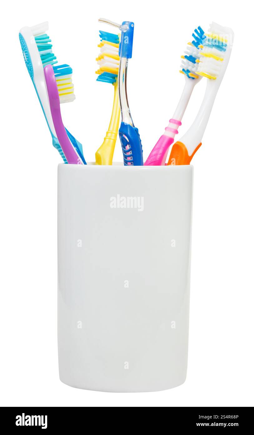 Cinq des brosses à dents et brosse interdentaire en verre céramique - famille ensemble de brosses à dents isolé sur fond blanc Banque D'Images