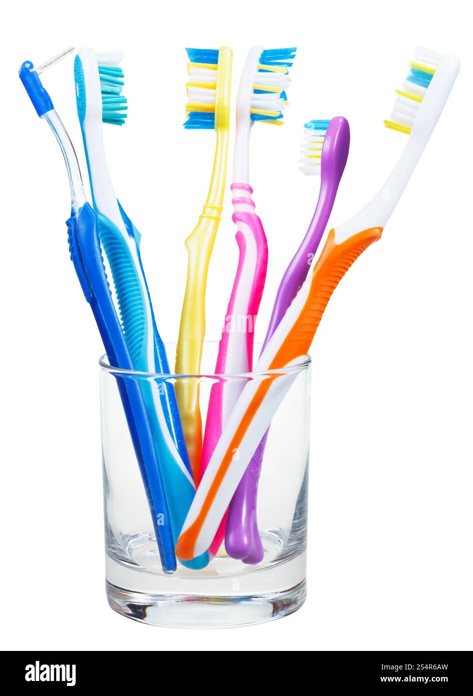 Cinq des brosses à dents et brosse interdentaire en verre clair - famille ensemble de brosses à dents isolé sur fond blanc Banque D'Images