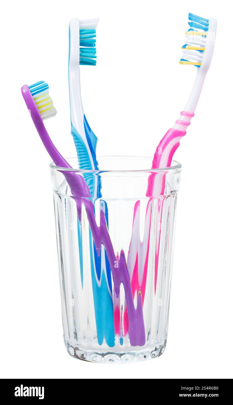 Trois brosses à dent dans le verre - famille ensemble de brosses à dents isolé sur fond blanc Banque D'Images