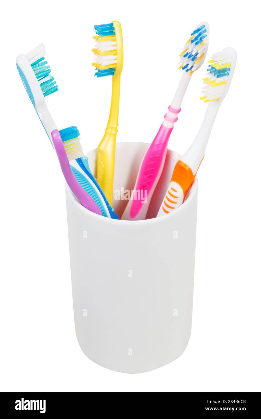 Cinq brosses à dents en verre céramique - famille ensemble de brosses à dents isolé sur fond blanc Banque D'Images