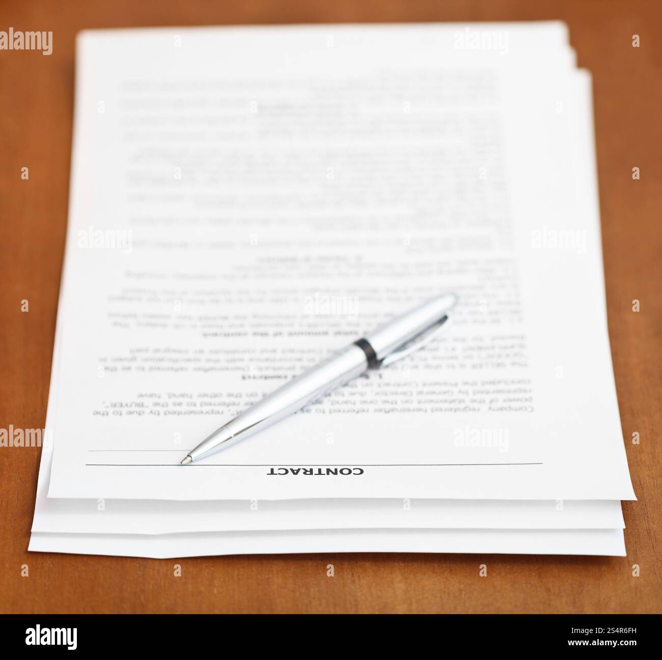 Feuilles de contrat de vente et de l'argent stylo sur table en bois Banque D'Images