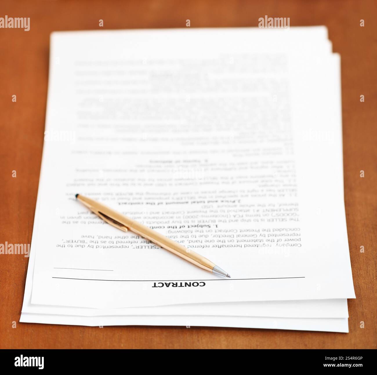 Feuilles de contrat de vente et la plume d'or sur la table en bois Banque D'Images