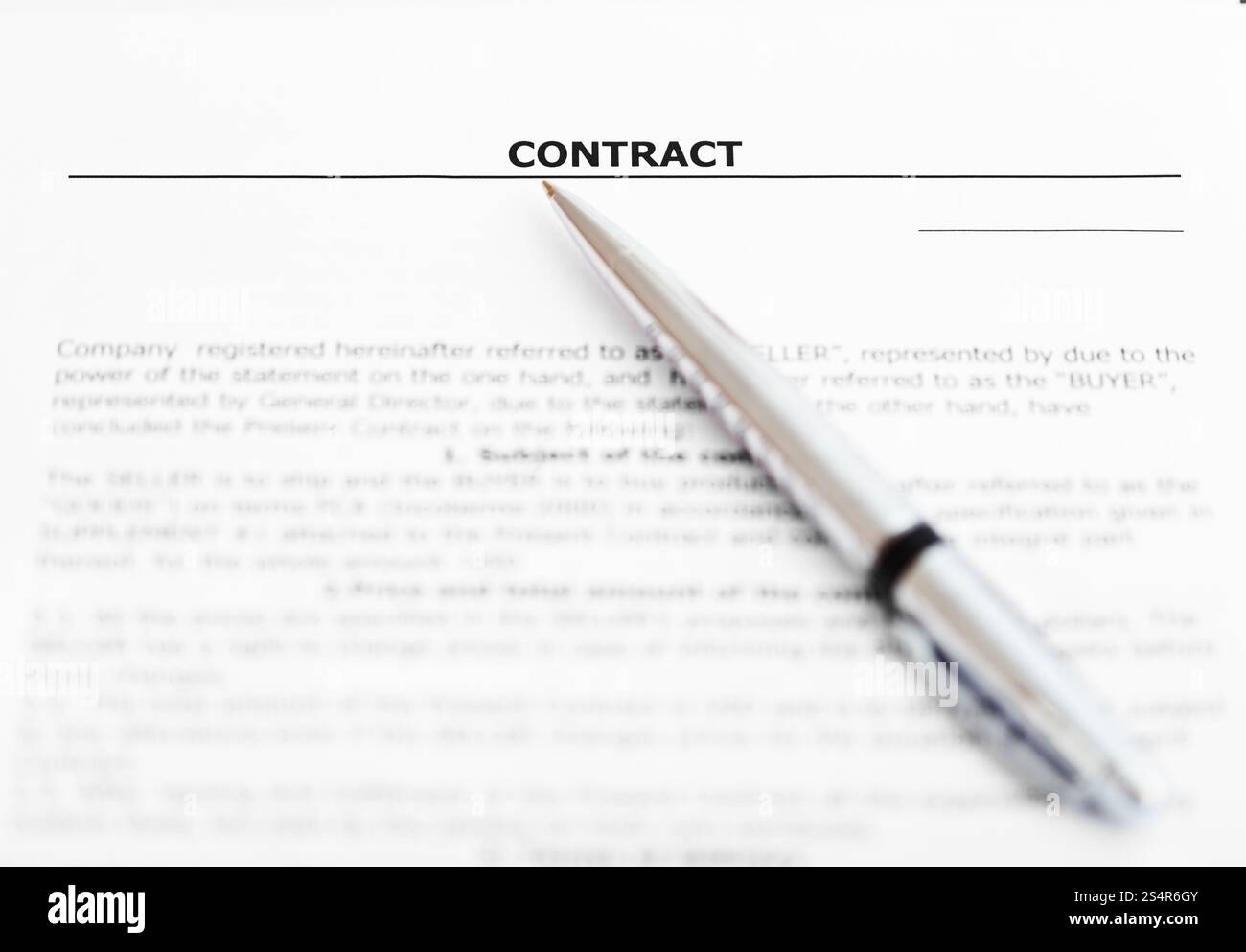 Plume d'argent sur la feuille de contrat de vente close up Banque D'Images