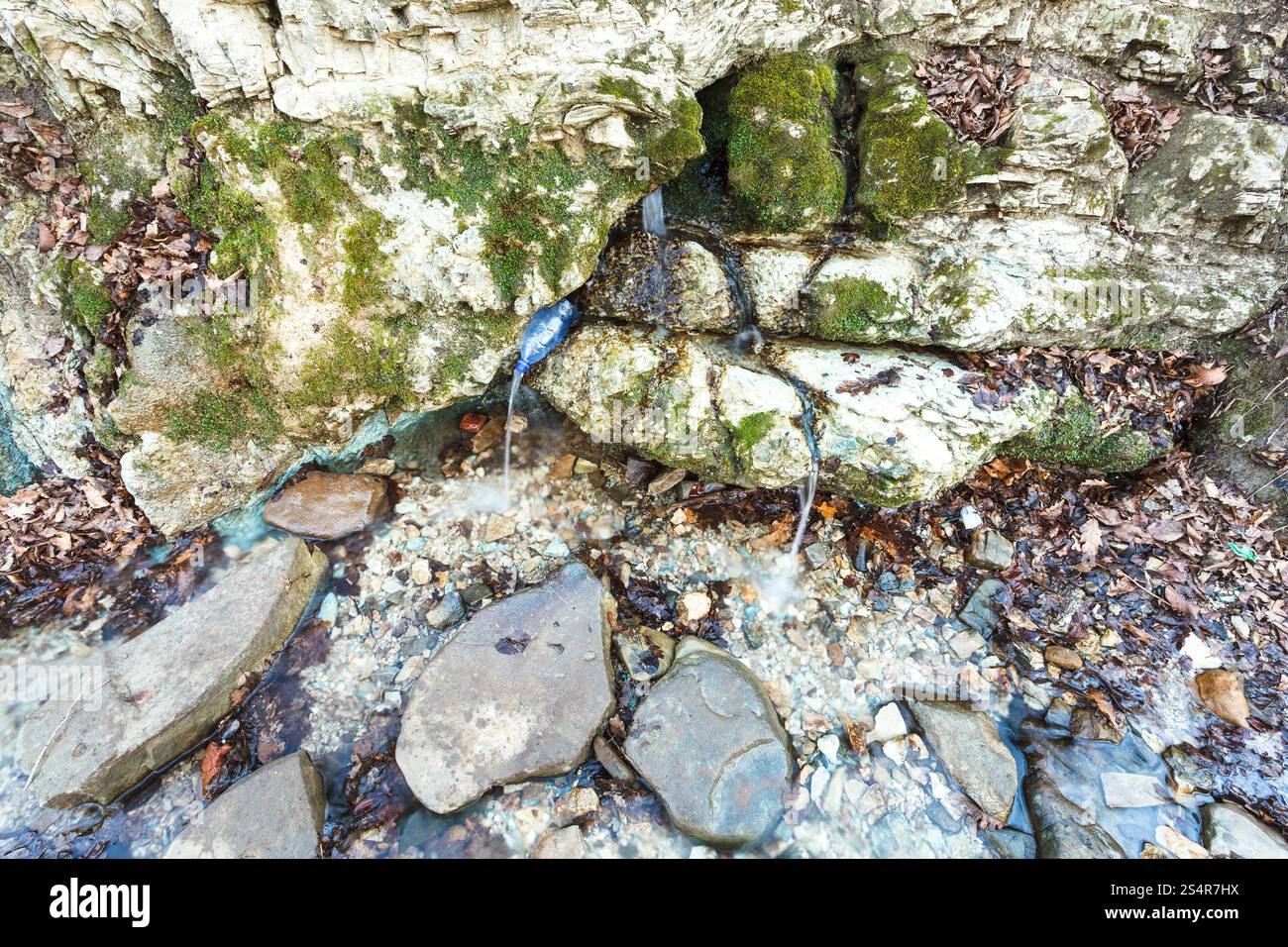 Printemps de l'eau naturelles rock en montagne du Caucase Banque D'Images