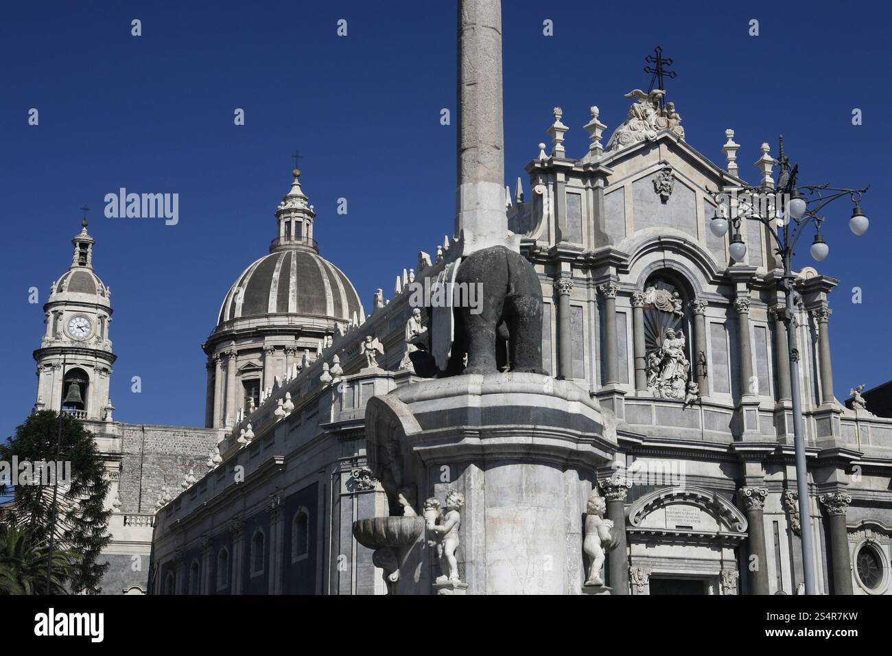 Le Dom Sant Agata sur la Piazza del Duomo, dans la vieille ville de Catane en Sicile en Italie du sud en Europe. Banque D'Images