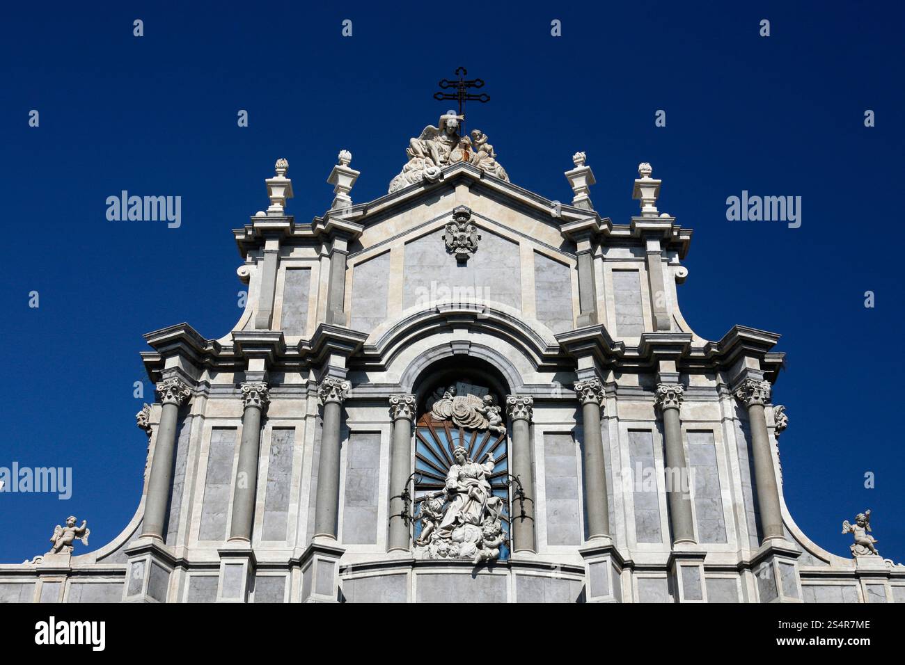 Le Dom Sant Agata sur la Piazza del Duomo, dans la vieille ville de Catane en Sicile en Italie du sud en Europe. Banque D'Images
