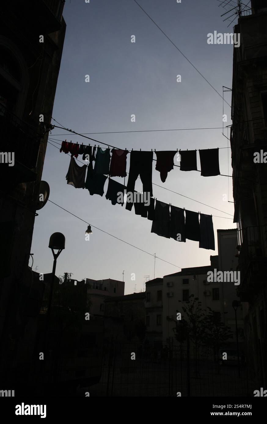 Vêtements qui pèsent sur les rues de la vieille ville de Catane en Sicile en Italie du sud en Europe. Banque D'Images