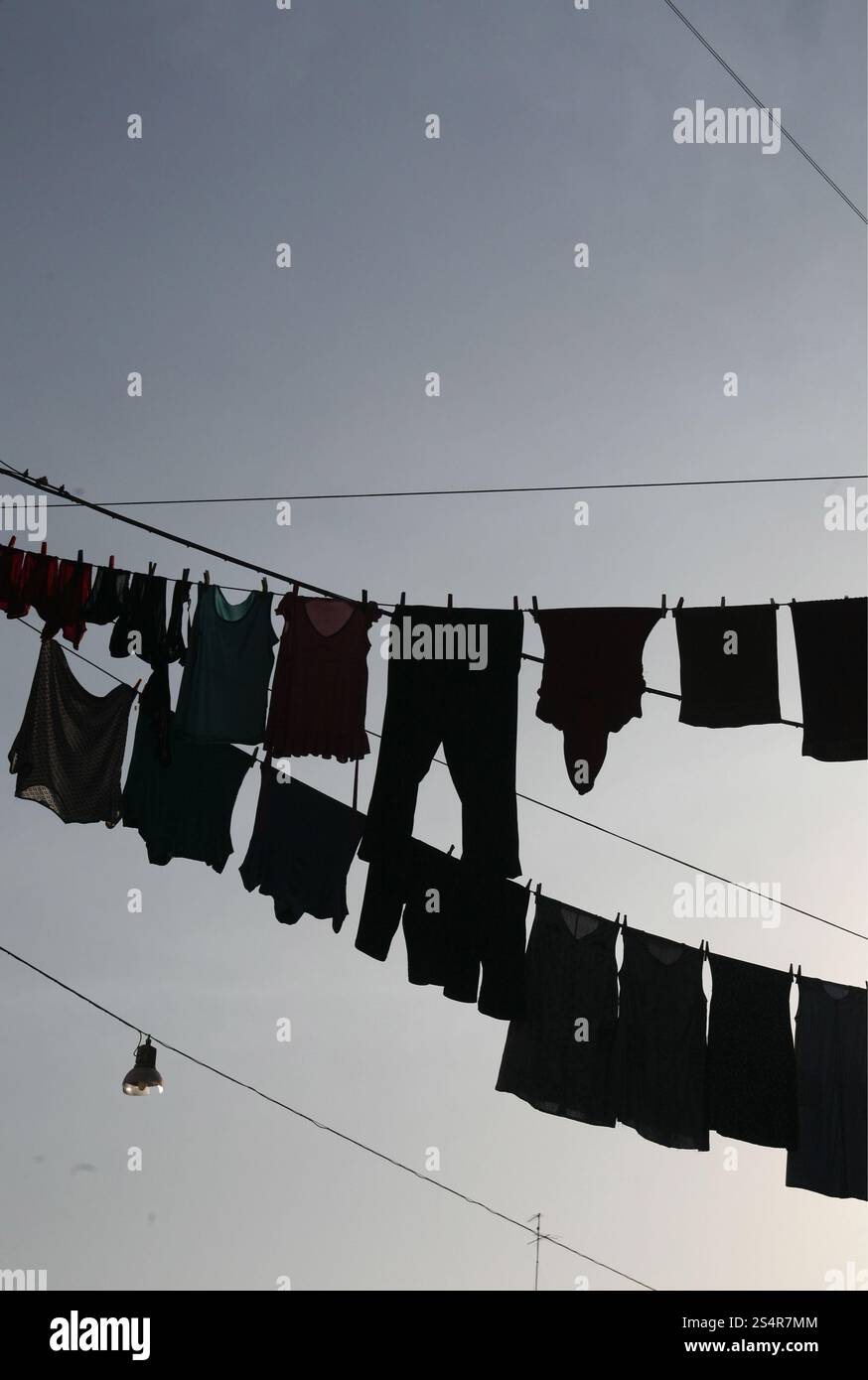 Vêtements qui pèsent sur les rues de la vieille ville de Catane en Sicile en Italie du sud en Europe. Banque D'Images