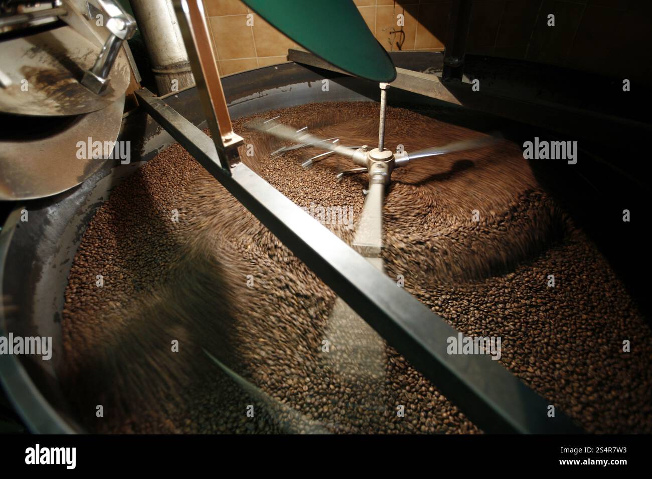 La production d'un café dans la vieille ville de Catane en Sicile en Italie du sud en Europe. Banque D'Images