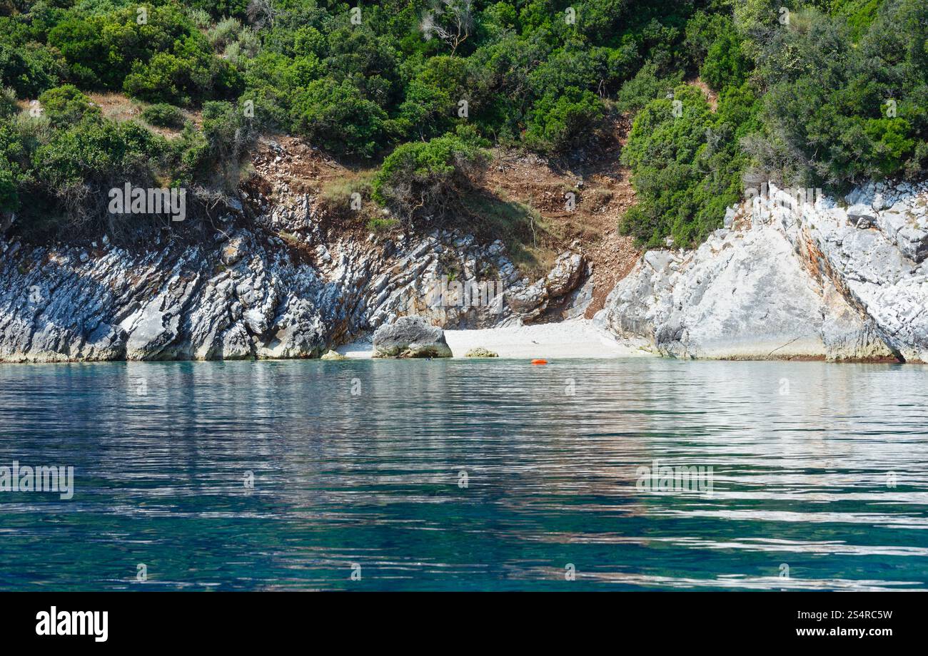 Vue de la côte d'été de bateau à moteur avec petite plage (Céphalonie, non loin de Agia Effimia, Grèce) Banque D'Images
