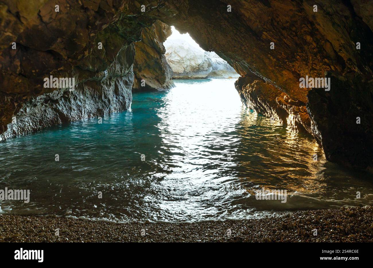 Grotte avec eau de mer (près de Myrtos Beach, Grèce, Céphalonie). Banque D'Images