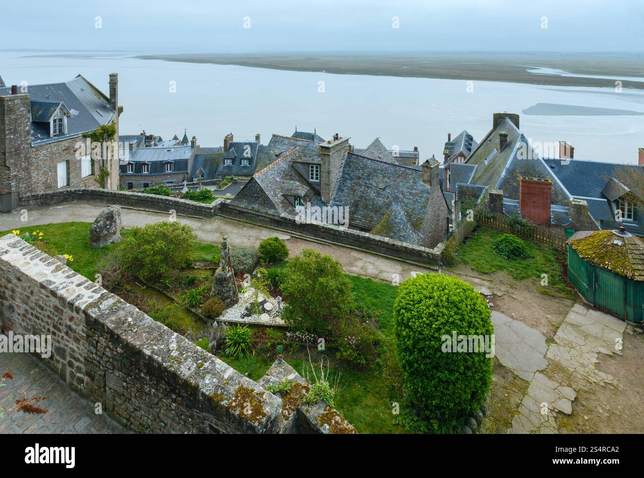 À l'intérieur des murs du Mont Saint-Michel. Matin printemps sur la mer. Banque D'Images