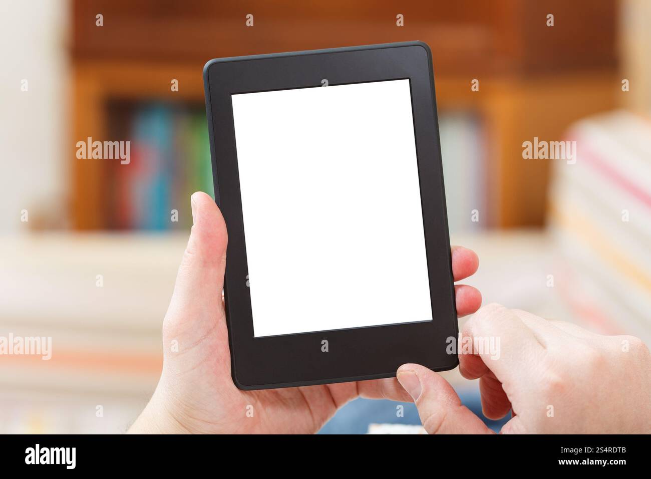 Lire l'homme avec lecteur de livre avec cut out écran dans la salle de séjour Banque D'Images