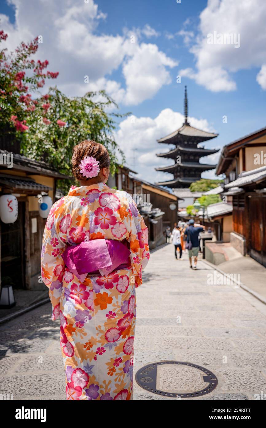 Une femme portant le Kimono Yukata à Kyoto, au Japon. Pagode traditionnelle japonaise en arrière-plan. Banque D'Images