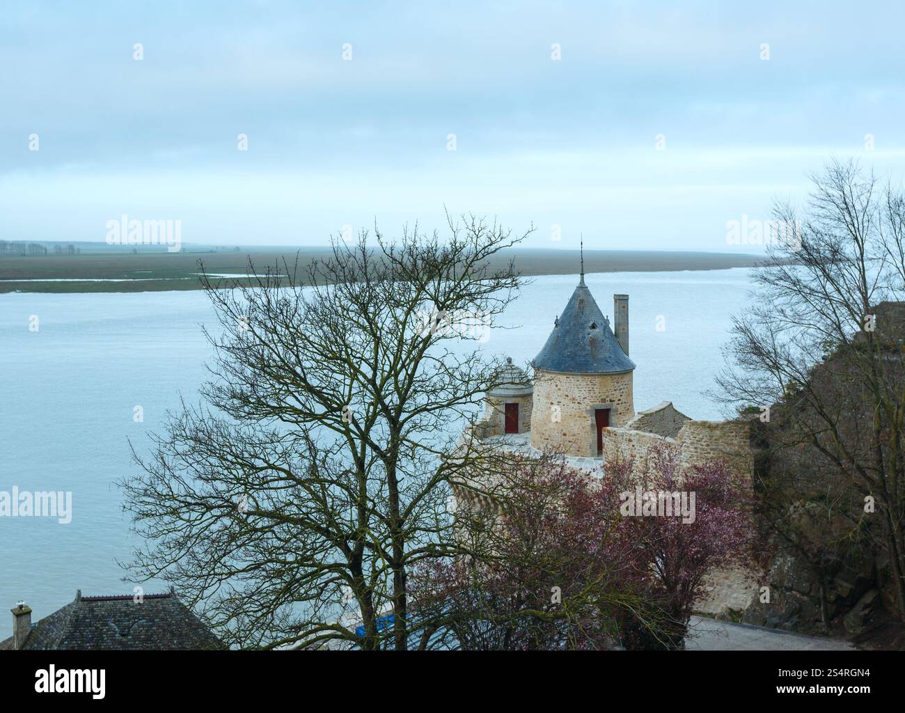 Vue sur la source de la mer depuis les murs du Mont Saint-Michel (France). Banque D'Images