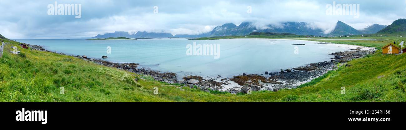 Nuageux d'été sur la plage avec du sable blanc à Ramberg (Norvège, îles Lofoten). Banque D'Images