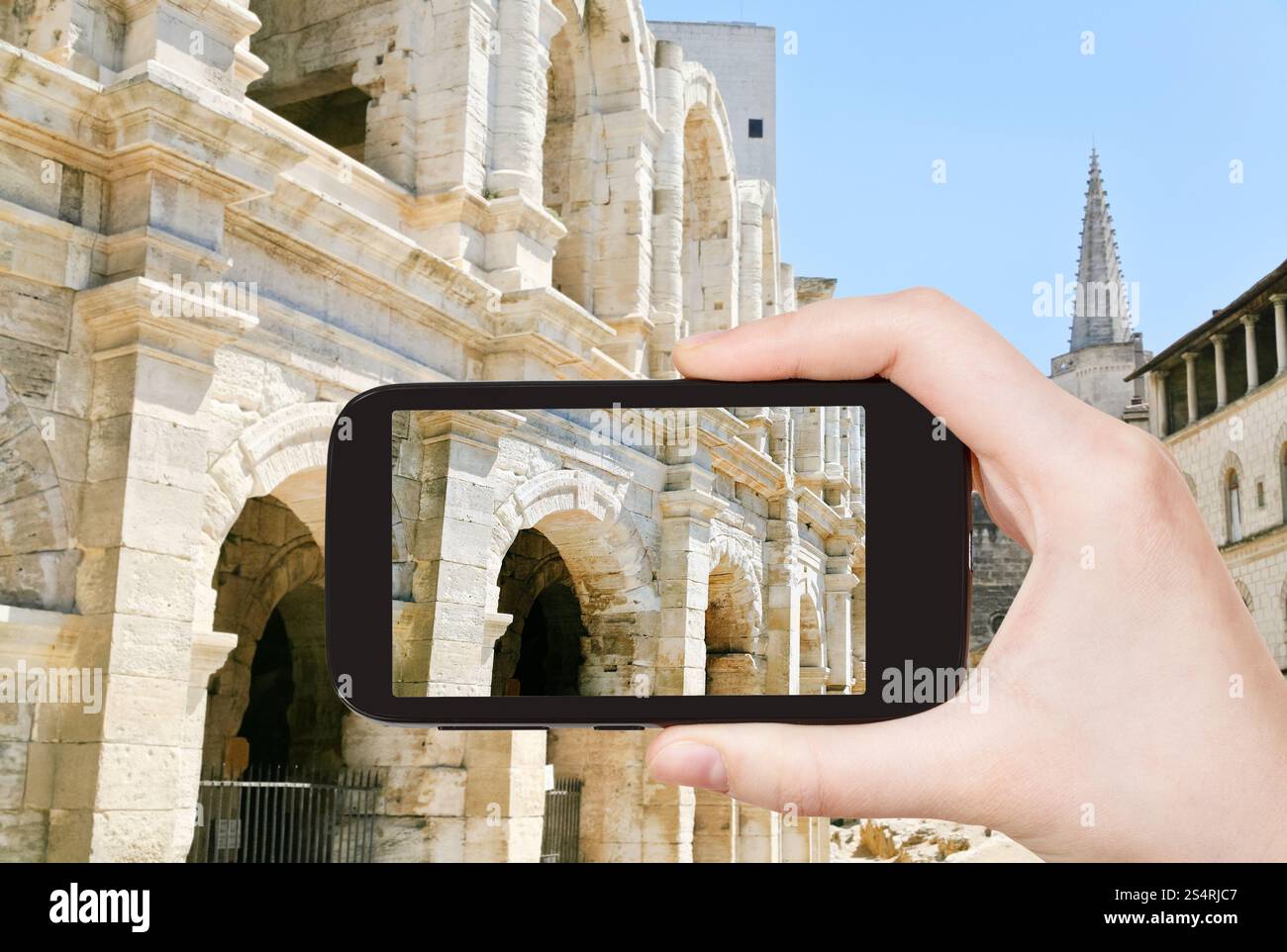 Travel Concept - Office de prendre photo de l'arène romaine d'Arles sur mobile gadget, France Banque D'Images