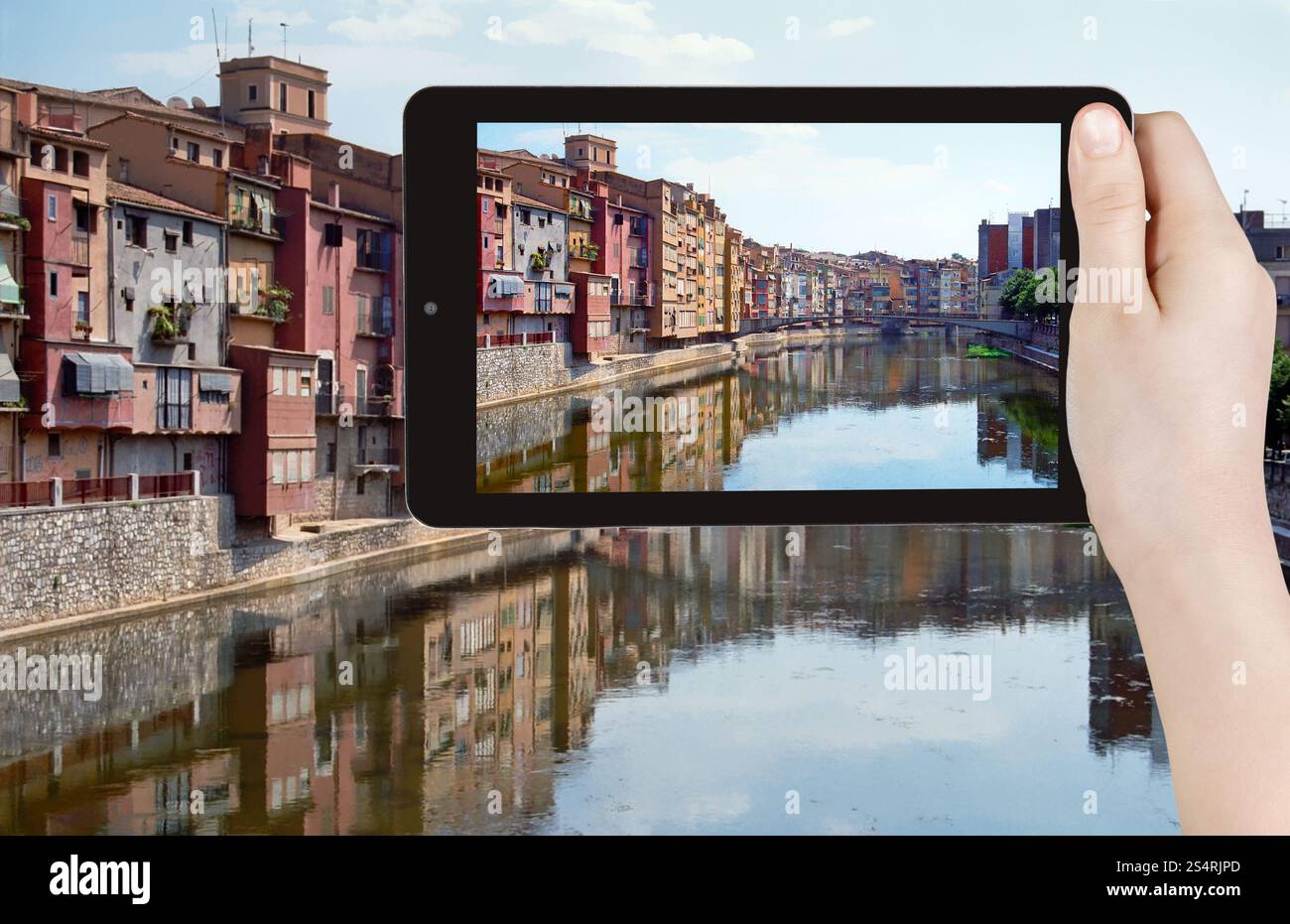 Travel Concept - Office de prendre photo de rivière dans la ville de Gérone en Espagne, gadget mobile Banque D'Images