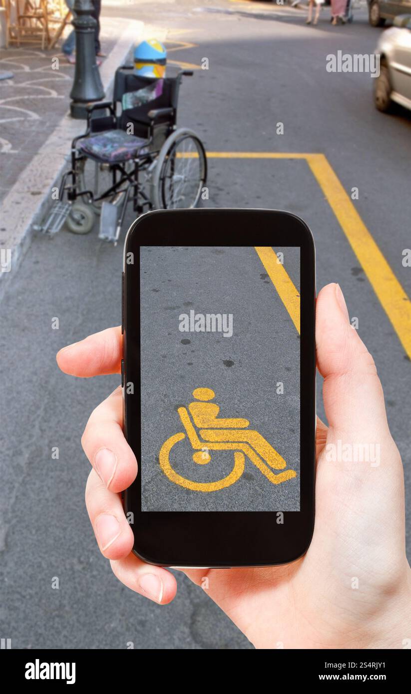 Concept de voyages touristiques - taking photo d'espace de stationnement pour les personnes à mobilité réduite et aux fauteuils roulants sur gadget mobile Banque D'Images