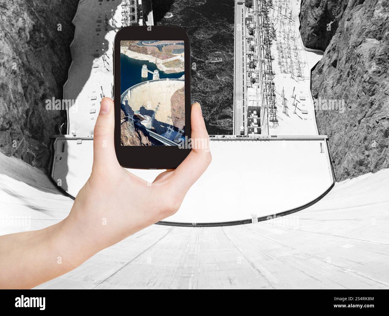 Travel Concept - photo de prise de vue touristique vue ci-dessus du barrage Hoover sur mobile de gadget, USA Banque D'Images