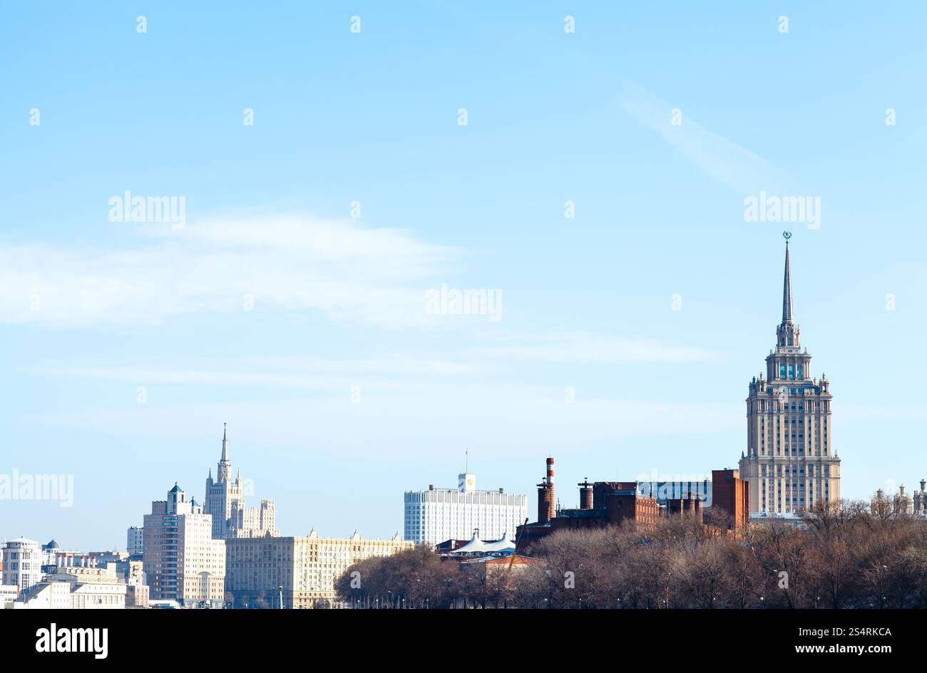 Printemps bleu ciel au-dessus de la Maison Blanche russe et gratte-ciel à Moscou Banque D'Images