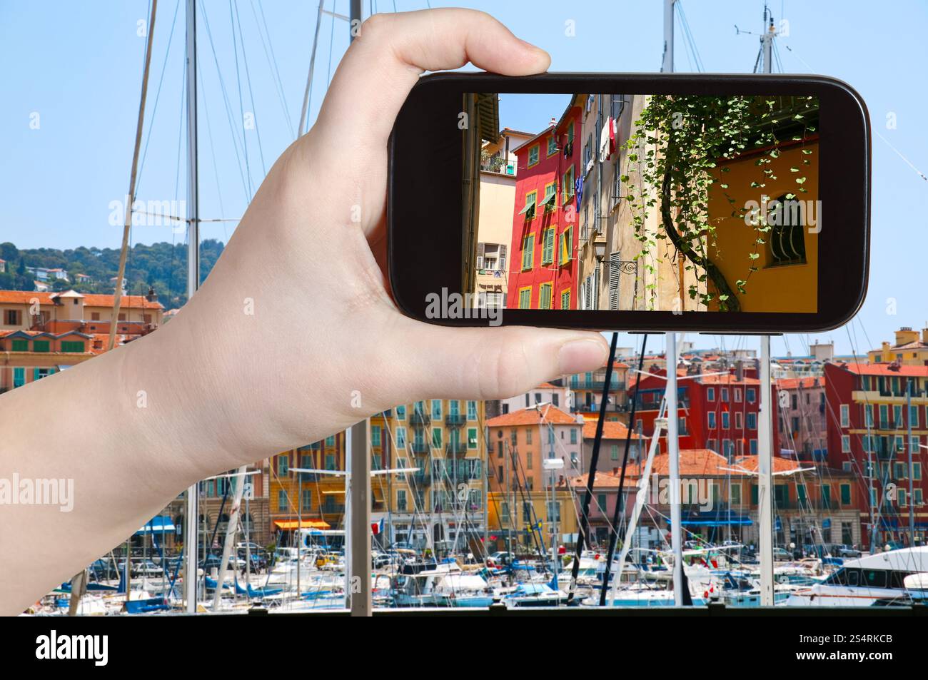 Travel Concept - Office de prendre photo de l'ancien belle ville sur mobile gadget, France Banque D'Images