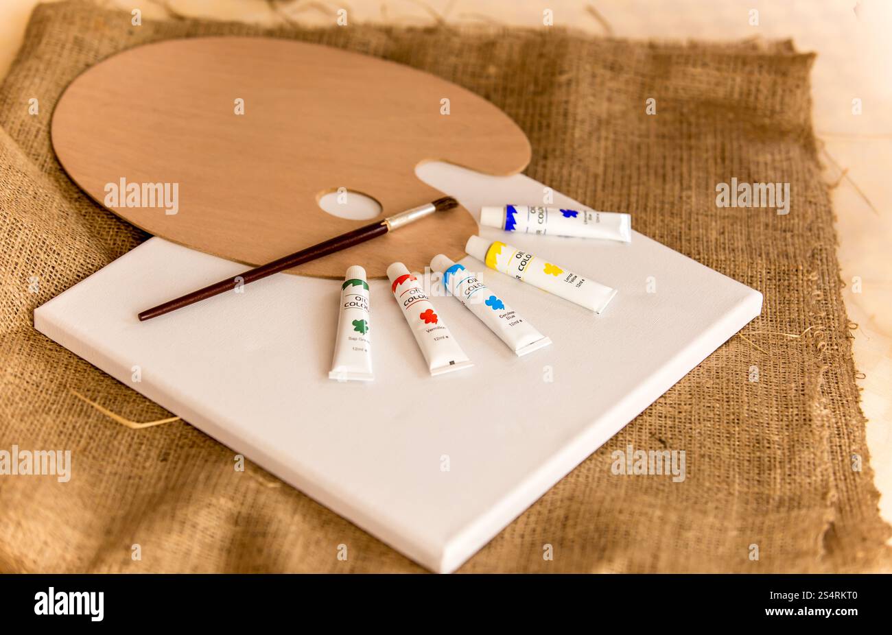 Tubes avec les peintures à l'huile et de palette en bois posé sur table au cours d'art Banque D'Images