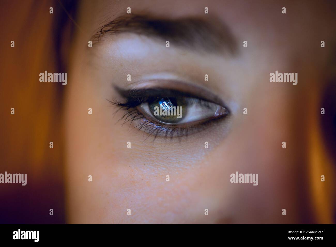 Capture d'écran de l'ordinateur conceptuel reflétant dans woman eye Banque D'Images