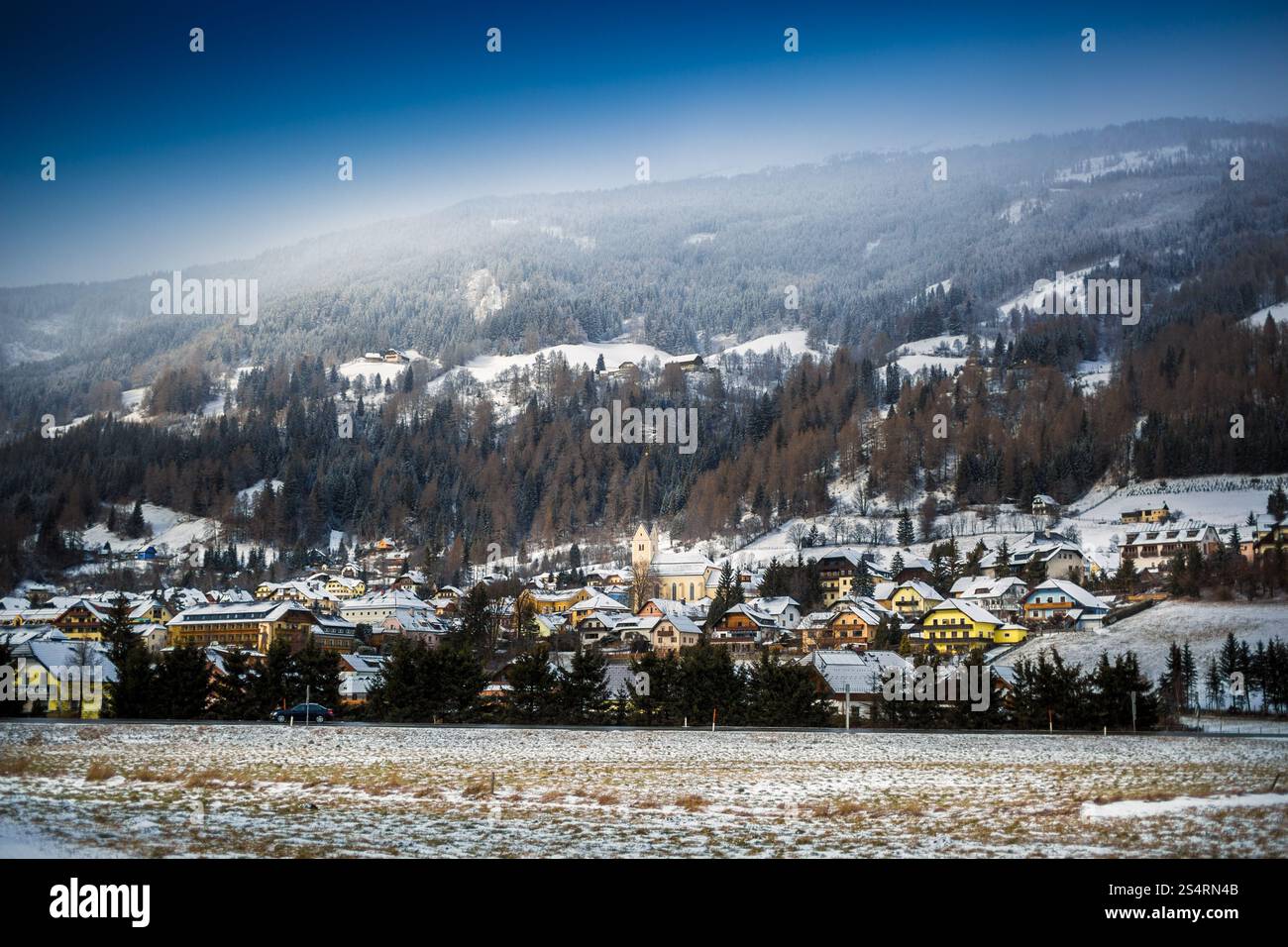Magnifique paysage de petite ville dans la région de hautes montagnes à l'Autriche Banque D'Images