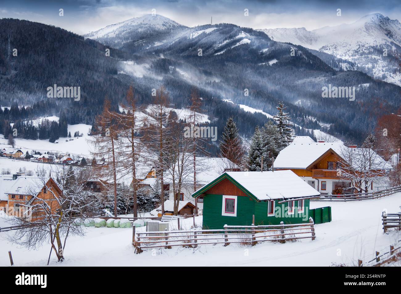 Magnifique paysage de maisons traditionnelles en bois sur de hautes montagnes couvertes de neige Banque D'Images