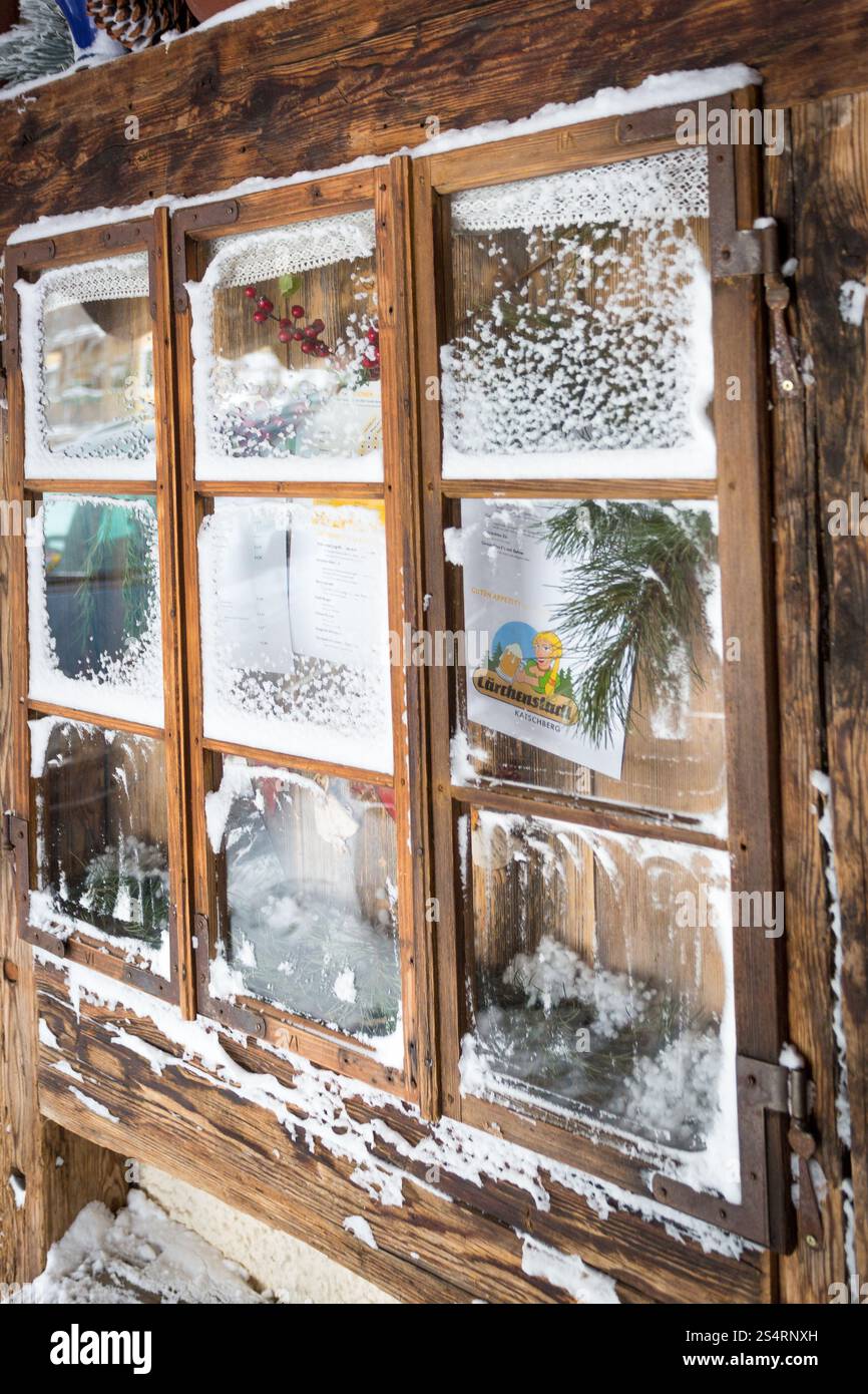 Photo gros plan de vieille Fenêtre avec cadre en bois recouvert de neige Banque D'Images