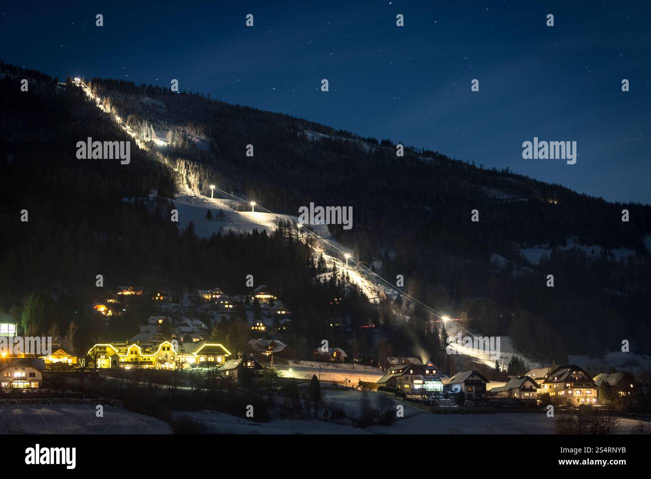 Longtemps allumé en pente de ski à alpes autrichiennes à nuit étoilée Banque D'Images
