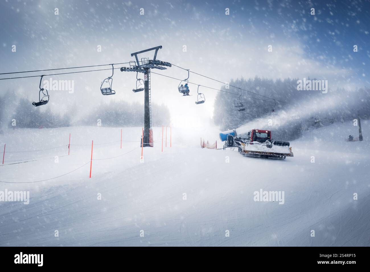 Belle vue de l'ascenseur de ski et de la neige de canon sur Alpes autrichiennes Banque D'Images