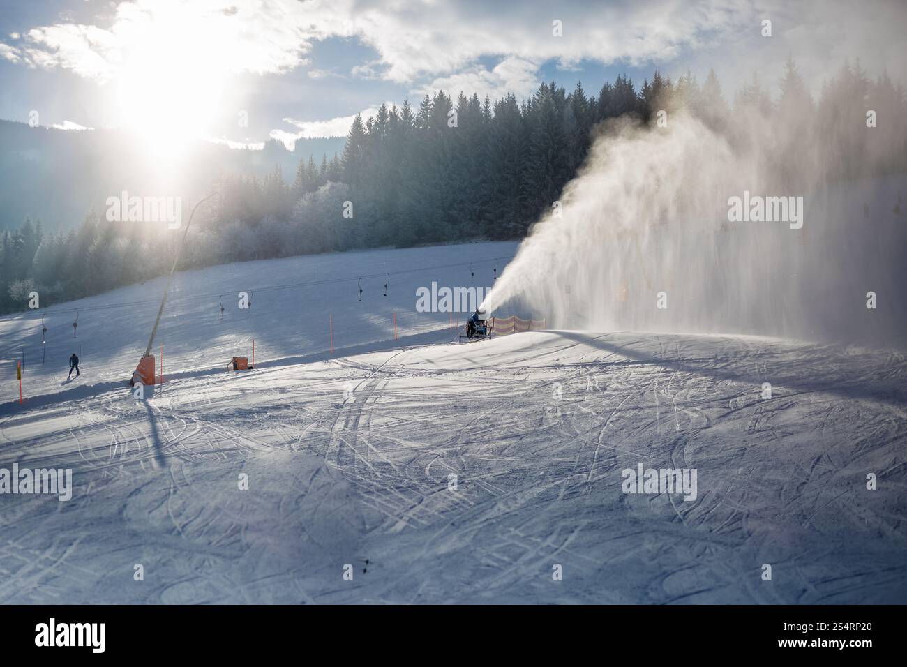 Paysage de canons à neige à travailler sur une piste de ski dans les Alpes à sunny day Banque D'Images Paysage de canons à neige à travailler sur une piste de ski dans les Alpes à sunny day Banque D'Images